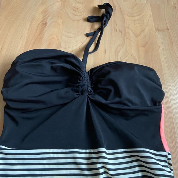 Victoria’s Secret Color Block Bandeau One Piece - Picture 7 of 10
